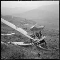 Région de Frenda. Débris de l'hélicoptère Sikorsky H-34.