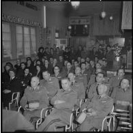 Militaires féminins et masculins écoutant le discours du patron du BRA pendant sa visite au BRA.