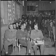 Militaires féminins et masculins écoutant le discours du patron du BRA pendant sa visite au BRA.