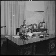 Portrait du général Allard à son bureau.