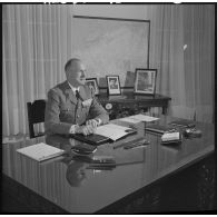 Portrait du général Allard à son bureau.