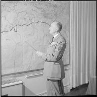 Portrait du général Allard à son bureau.