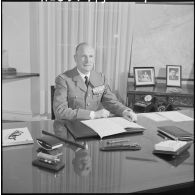 Portrait du général Allard à son bureau.