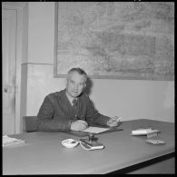 Portrait d'une autorité militaire à son bureau.