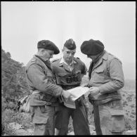 Des soldats du 22e bataillon de chasseurs alpins (BCA) regardent une carte.