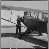 Un mécanicien de la classe 57 1/C de l'aviation légère de l'armée de terre (ALAT), sur le terrain d'aviation de Ouargla.