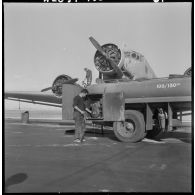 Un soldat de la classe 57/1, sur le terrain d'aviation de Ouargla.