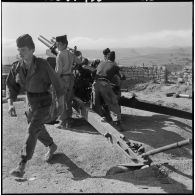 Soldats sur une pièce de la deuxième batterie du 1/408e régiment d'artillerie d'Afrique (RAA) à Boudjima.