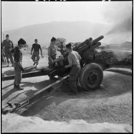 Soldats sur une pièce de la deuxième batterie du 1/408e régiment d'artillerie d'Afrique (RAA) à Boudjima.