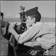 Portrait du soldat pointeur sur une pièce de la deuxième batterie du 1/408e régiment d'artillerie d'Afrique (RAA) à Boudjima.