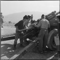 Soldats sur une pièce de la deuxième batterie du 1/408e régiment d'artillerie d'Afrique (RAA) à Boudjima.