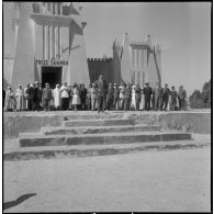 Ouargla. Devant le musée Saharien, Jacques Soustelle s'adresse à la population.