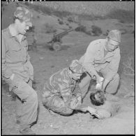 Opération Lilas. Miliana. Soldats en train de préparer un repas.