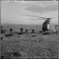 Opération Lilas. Miliana. Des commandos de chasse descendent d'un hélicoptère Sikorsky H-34.