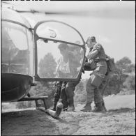 Opération Lilas. Miliana. Evacuation d'un rebelle blessé par un hélicoptère Alouette II.