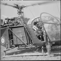 Opération Lilas. Miliana. Evacuation d'un rebelle blessé par un hélicoptère Alouette II.