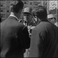 Alger. Le général Allard est interviewé par les reporters de la radio-télévision française (RTF).