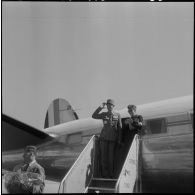 Départ du général Allard sur un un avion SO Bretagne à l'Escale militaire de Mainson-Blanche.