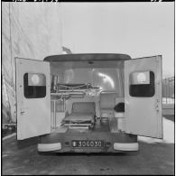 Aménagement intérieur d'une ambulance de l'infirmerie du 9ème régiment de zouaves (RZ).