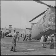 Port d'Alger. Porte-avion Dixmude. Piasecki H-21.