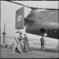 Port d'Alger. Porte-avion Dixmude. Hélicoptère Piasecki H-21.