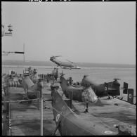 Port d'Alger. Porte-avion Dixmude. Hélicoptères Piasecki H-21.