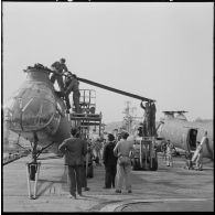 Port d'Alger. Porte-avion Dixmude. Préparation des hélicoptères Piasecki H-21.