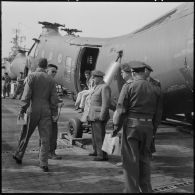 Port d'Alger. Porte-avion Dixmude. Préparation des hélicoptères Piasecki H-21.