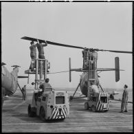 Port d'Alger. Porte-avion Dixmude. Préparation des hélicoptères Piasecki H-21.