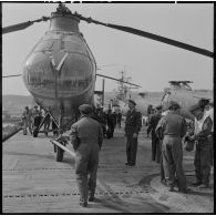 Port d'Alger. Porte-avion Dixmude. Préparation des hélicoptères Piasecki H-21.