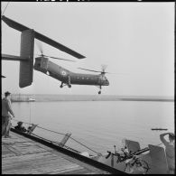 Port d'Alger. Porte-avion Dixmude. Hélicoptères Piasecki H-21.