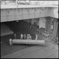 Port d'Alger. Porte-avion Dixmude. Logistique pour préparer les hélicoptères Piasecki H-21.