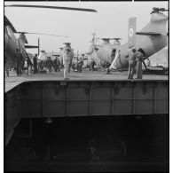 Port d'Alger. Porte-avion Dixmude. Hélicoptères Piasecki H-21.