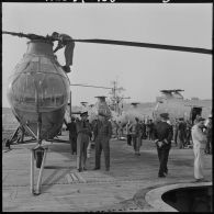 Port d'Alger. Porte-avion Dixmude. Préparation des hélicoptères Piasecki H-21.