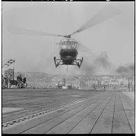 Port d'Alger. Porte-avion Dixmude. Hélicoptère Alouette II.