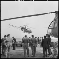 Port d'Alger. Porte-avion Dixmude. Hélicoptère Alouette II.