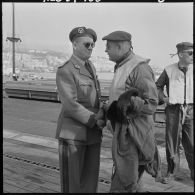 Port d'Alger. Porte-avion Dixmude. Deux autorités militaires se saluent.