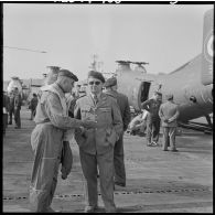 Port d'Alger. Porte-avion Dixmude. Deux autorités militaires d'entretiennent.