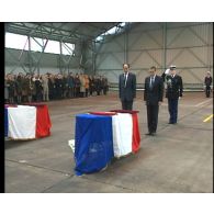 Levée de corps des militaires français tués au Rwanda, en présence du ministre de la Défense François Léotard, au Bourget.