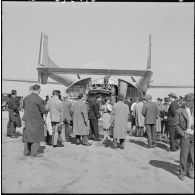 Arrivée de la délégation sur l'aérodrome militaire de Blida.