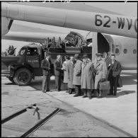 Arrivée de la délégation sur l'aérodrome militaire de Blida.