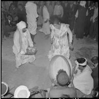 Cherchell. Fête des Amarias. Musicien aveugle et danseuse en transe.