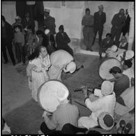 Cherchell. Fête des Amarias. Musicien aveugle et danseuse en transe.