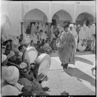 Cherchell. Fête des Amarias. Danse au rythme des flûtes et des tambourins.