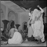 Cherchell. Fête des Amarias. Danseuse en transe et musiciens.