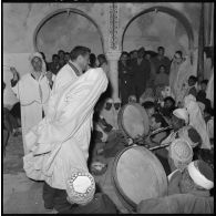 Cherchell. Fête des Amarias. Monsieur Sherrik danse pour préparer le rituel de danse avec la torche enflammée.