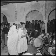 Cherchell. Fête des Amarias. Monsieur Sherrik danse pour préparer le rituel de danse avec la torche enflammée.