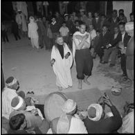 Cherchell. Fête des Amarias. Monsieur Sherrik danse pour préparer le rituel de danse avec la torche enflammée.