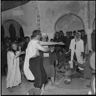 Cherchell. Fête des Amarias. Monsieur Sherrik danse avec une torche enflammée.