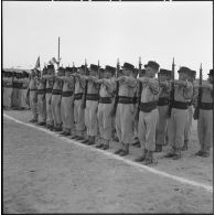 Troupes stationnées à Tindouf et rendant les honneurs.